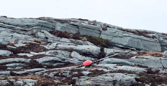 Una de las hélices del helicóptero siniestrado que ha acabado con la vida de 13 personas. EFE/EPA/Torstein Boe