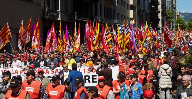 Miles de trabajadores participan esta mañana en Barcelona en la manifestación del Primero de Mayo, convocada por CCOO y UGT, que reivindica la lucha contra la pobreza salarial y social y la recuperación de los derechos perdidos durante los últimos años. E