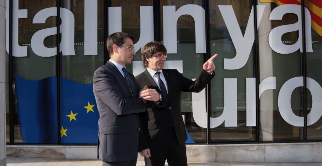 Fotografía facilitada por la Generalitat de su president Carles Puigdemont junto al Representante Permanente ante la Unión Europea, Amadeu Altafaj, antes del encuentro que mantuvo con trabajadores y responsables de la Delegación del Govern ante la UE. EFE