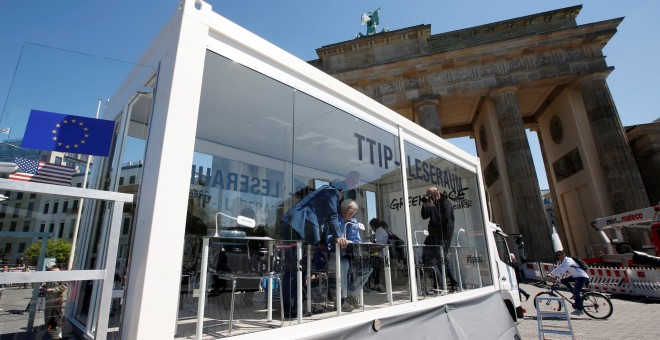 El puesto montado por Greenpeace para leer los documentos filtrados del TTIP frente a la puerta de Brandeburgo, en Berlín. REUTERS/Fabrizio Bensch