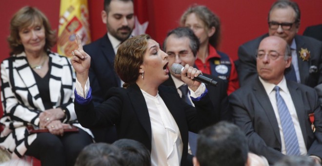 La artista Estrella Morente, durante su actuación en el acto de imposición de Medallas y Condecoraciones de la Orden del Dos de Mayo, con motivo del Día de la Comunidad de Madrid, en la Real Casa de Correos. EFE/Zipi