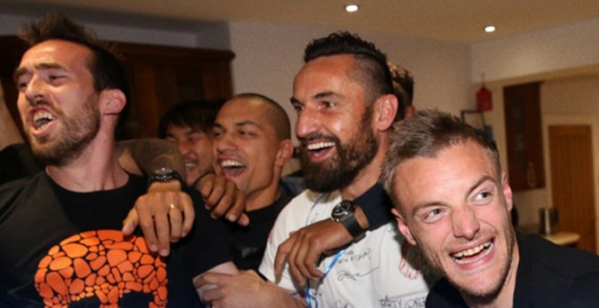 Vardy y el resto de jugadores del Leicester celebran por todo lo alto el título de Liga.