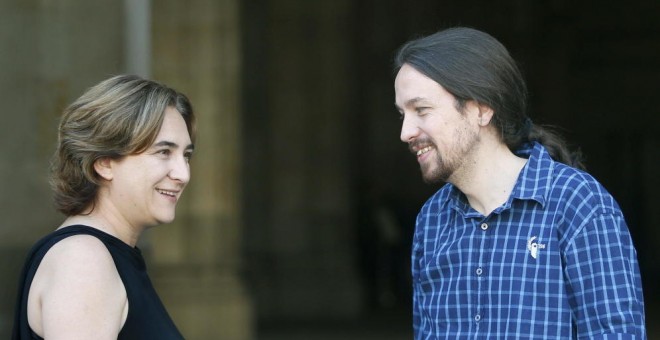 La alcaldesa de Barcelona, Ada Colau, cuando recibió en el Ayuntamiento al líder de Podemos, Pablo Iglesias. EFE