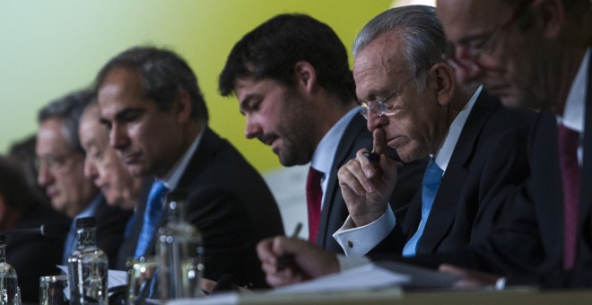 El presidente del grupo la Caixa, Isidre Fainé, durante la Junta General de Accionistas, con otros miembros del consejo de administración. EFE/Quique García