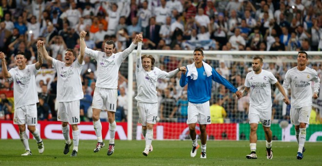 Los jugadores del Madrid celebran su pase a la final de la Champions. Reuters / Paul Hanna