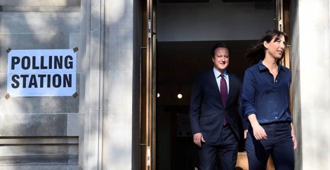 El primer ministro británico, David Cameron, y su esposa Samantha salen del colegio electoral tras votar en los comicios regionales y locales en Londres. / FACUNDO ARRIZABALAGA (EFE)