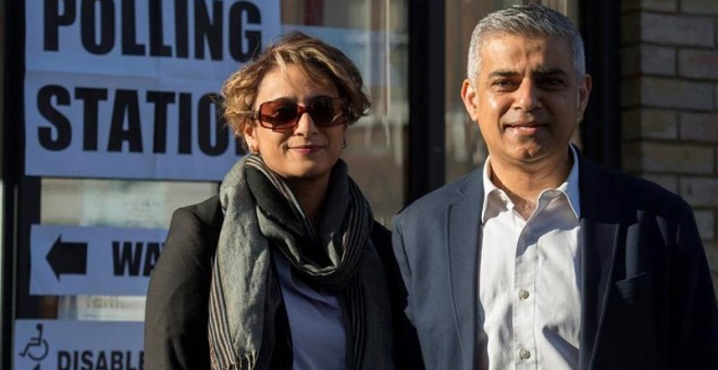 El candidato a la alcaldía de Londres del partido Laborista Sadiq Khan posa junto a su esposa, Saadiya Khan. / HANNAJ MCKAY (EFE)