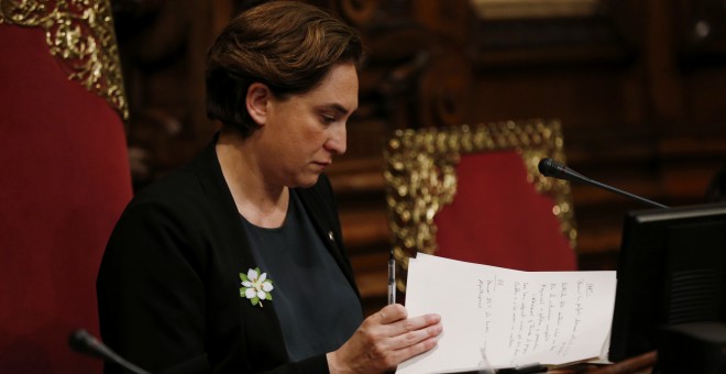 La alcaldesa Ada Colau, durante el pleno extraordinario para debatir y aprobar una modificación del presupuesto de 275 millones de euros. EFE/Alejandro García