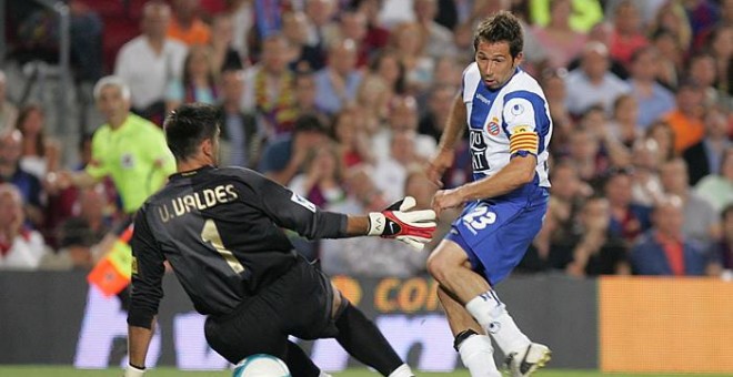 Momento en el que Raúl Tamudo bate por bajo a Víctor Valdés al final de la temporada 2006/07.