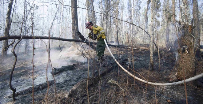 Un bombero trabaja en uno de las zonas afectadas por el incendio. - REUTERS