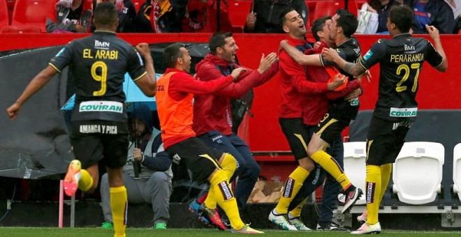 Los jugadores del Granada celebran el gol de Isaac Cuenca ante el Sevilla. /EFE