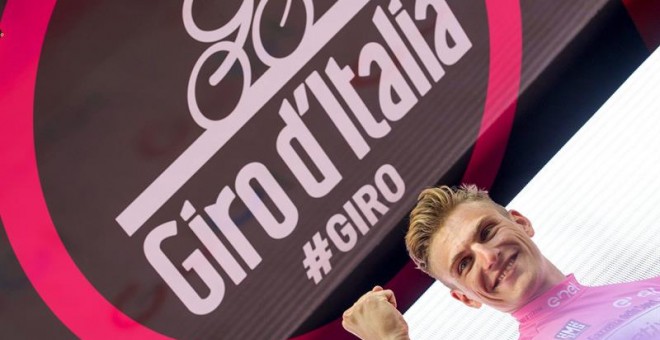 Marcel Kittel celebra su maglia rosa en el podio de la ciudad de Arnhem, en Holanda. /EFE