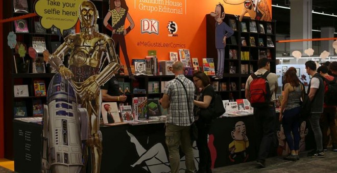 Unos visitantes ante uno de los stands de la 34 edición del Salón del Cómic. /EFE