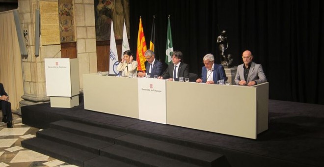 Anna Bazza, Laurent Wauquiez, Carles Puigdemont, Jürgen Walter y Raül Romeva, en el acto donde Catalunya ha traspasado a la región francesa de Auvernia-Ródano-Alpes la presidencia de '4 Motores para Europa', la asociación de cooperación interregional euro