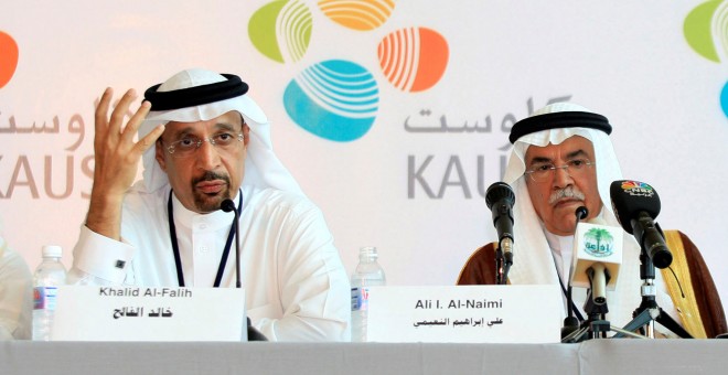 El nuevo ministro saudí de Energía, Jaled al Faleh, junto a su antecesor, Ali al Nueimi, en un acto en 2009, cuando era presidente ejecutivo de la empresa estatal Aramco. REUTERS/Susan Baaghil