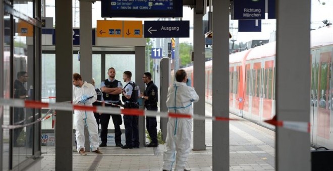 Investigadores forenses inspeccionan un vagón de tren en la estación de Grafing cerca de Múnich donde un hombre ha atacado con un cuchillo a cuatro personas, matando a una de ellas. EFE