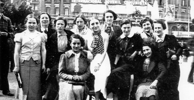 Parte de Les Mamàs Belgues el día 1 de mayo de 1937 en Barcelona. Esta foto es la que animó a Sven Tuytens a investigar su historia.