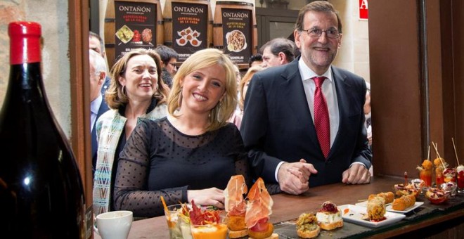 Mariano Rajoy posa con una simpatizante en un bar de Logroño lleno de pinchos. /EFE