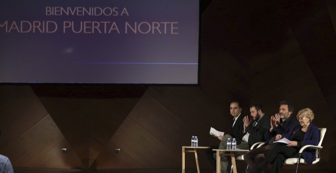 La alcaldesa de Madrid, Manuela Carmena, con los concejales del Ayuntamiento de Madrid, Mauricio Valiente, Guillermo Zapata, y José Manuel Calvo, durante la presentación del proyecto Madrid Puerta Norte, que sustituye a la última versión de la operación C