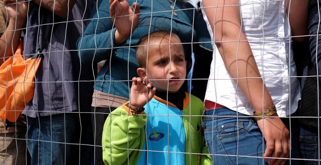 Refugiados en la frontera entre Grecia y Macedonia. REUTERS/Marko Djurica