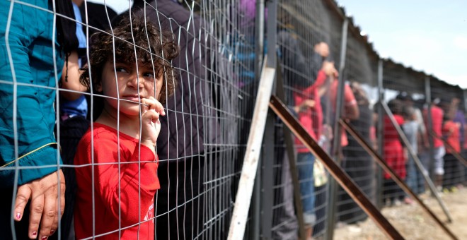 Refugiados en la frontera entre Grecia y Macedonia. REUTERS/Marko Djurica