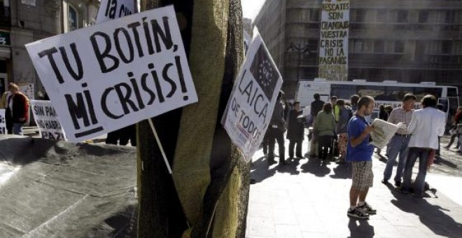 Varios carteles colocados por jóvenes acampados en la puerta del Sol.  EFE