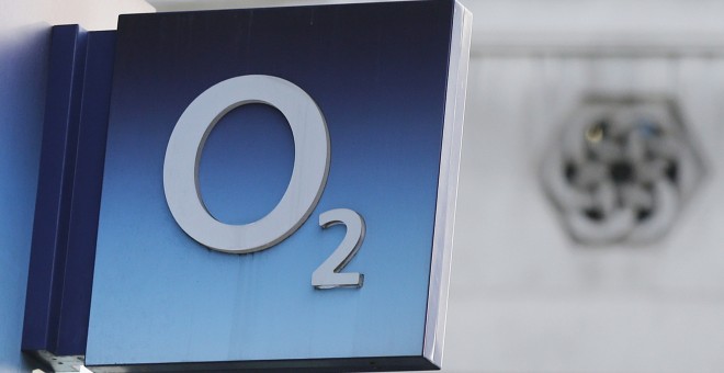 El logo de la operadora de telefonía móvil O2, filial de Telefónica, en una tienda en Londres REUTERS