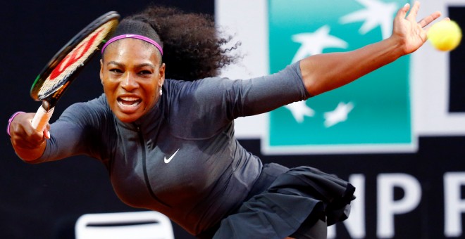 Serena Williams devuelve ayer una bola ante la alemana Anna Lena Friedsam. /REUTERS