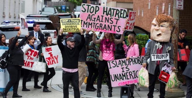 Un grupo de manifestantes protesta en contra de Donald Trump frente a la sede del Comité Nacional Republicano en Washington. - EFE