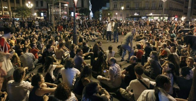 Asamblea del 15M. Imagen de archivo de una asamblea celebrada en la madrileña plaza de Benavente, junto a la Puerta del Sol. EFE/ Alberto Martín