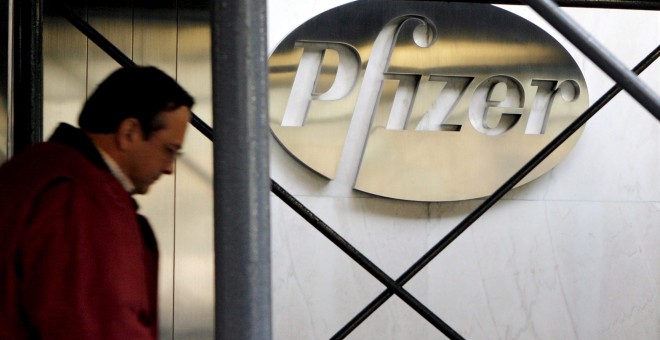 Un peatón pasa por delante de la sede de la farmacéutica Pfizer en Nueva York. EFE/EPA/JUSTIN LANE