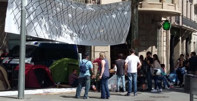 Nueves tiendas de campaña se instalaron este sábado por la tarde ante la sede de la Comisión Europea (CE) en el paseo de Gràcia de Barcelona para reclamar la defensa de los derechos humanos de los refugiados. Twitter