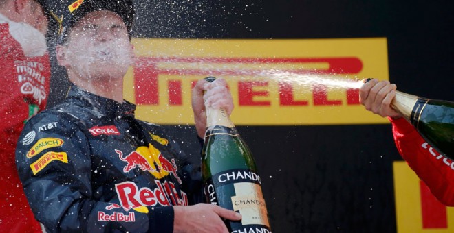 Verstappen celebra su victoria en Montmeló. REUTERS/Juan Medina