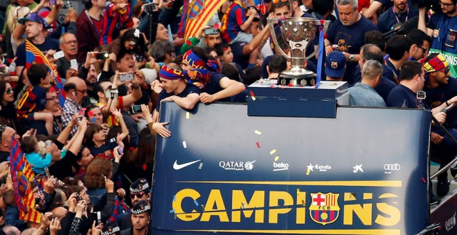 Los jugadores del Barça celebran por Barcelona el título de Liga. REUTERS/Albert Gea