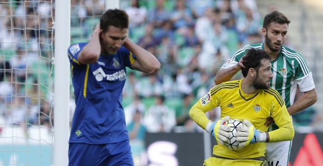 El portero del Betis Dani Giménez atrapa el balón ante el delantero serbio del Getafe Stefan Scepovic (i), durante el partido de la 38 y última jornada de la Liga de Primera División que se juega hoy en el estadio Benito Villamarín, de Sevilla. EFE/José M