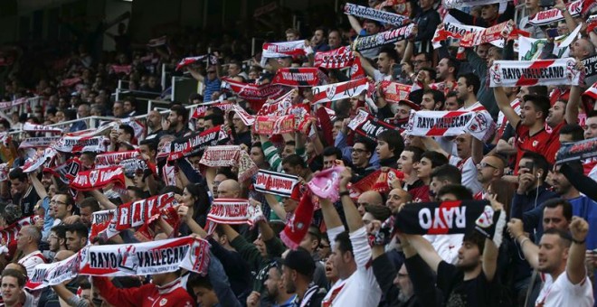 Aficionados del Rayo Vallecano, durante el encuentro frente al Levante correspondiente a la última jornada de primera división, que han disputado esta noche frente al Levante en el estadio Vallecas. EFE / Kiko Huesca.