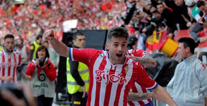 El centrocampista del Sporting de Gijón Jony Rodríguez celebra el gol que ha marcado, el primero del equipo ante el Villareal, durante el partido de la 38 y última jornada de la Liga de Primera División que se juega hoy en el Molinón de Gijón. EFE/Alberto