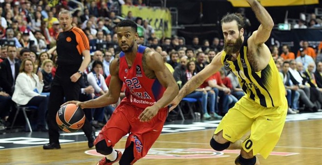 Luigi Datome (R) of Fenerbahce Istanbul in action against Cory Higgins of CSKA Moscow during the Euroleague Final Four final basketball match between Fenerbahce Istanbul and CSKA Moscow at Mercedes-Benz Arena in Berlin, Germany, 15 May, 2016. (Euroliga, E