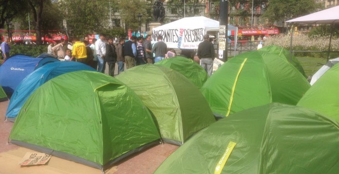 500 personas continúan acampadas en Plaza Catalunya bajo el lema 'Inmigrantes contra los recortes'. /PÚBLICO
