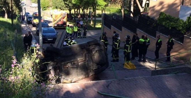 Un conductor mata a su pareja al precipitar el coche en el que viajaban por unas escaleras. /SAMUR