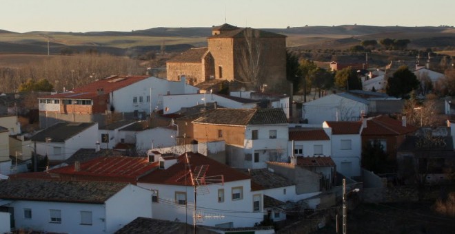 Un pueblo de Cuenca pide ayuda para retirar 80 toneladas de neumáticos