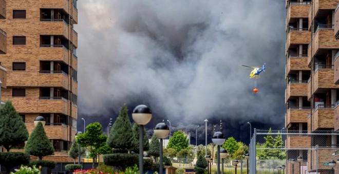 Columna de humo vista desde la urbanización El Quiñón, a consecuencia del incendio que se ha producido en el cementerio de neumáticos de Seseña. EFE/Ismael Herrero