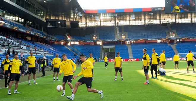 Los jugadores del Sevilla entrenando ayer en St. Jakob Park de Basilea.