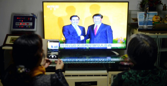 Una imagen del saludo histórico entre los presidentes de Taiwan y China. - AFP