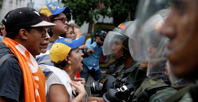 Opposition supporters shout to Venezuelan National Guards during clashes in a rally to demand a referendum to remove President Nicolas Maduro in Caracas, Venezuela, May 18, 2016. REUTERS/Carlos Garcia Rawlins