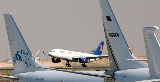 Imagen de archivo con fecha de 18 de noviembre de 2008 que muestra un avión de la aerolínea EgyptAir. EFE