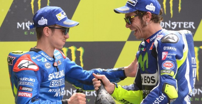 Maverick Viñales saluda a Valentino Rossi en el podio del GP de Francia, el 8 de mayo. /AFP