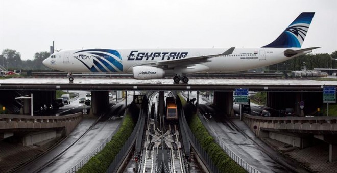 Un avión Airbus A330 de la aerolínea Egyptair aterriza en el aeropuerto Roissy-Charles de Gaulle cerca de París. - EFE