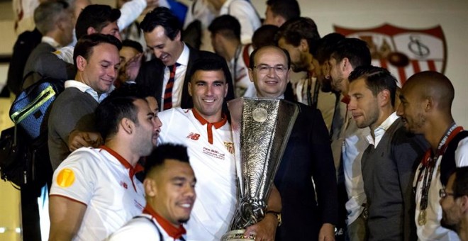 Jose Antonio Reyes, capitan del Sevilla FC y el presidente del club, José Castro, a su llegada esta madrugada al aeropuerto de Sevilla con la Copa de la Europa League. /EFE