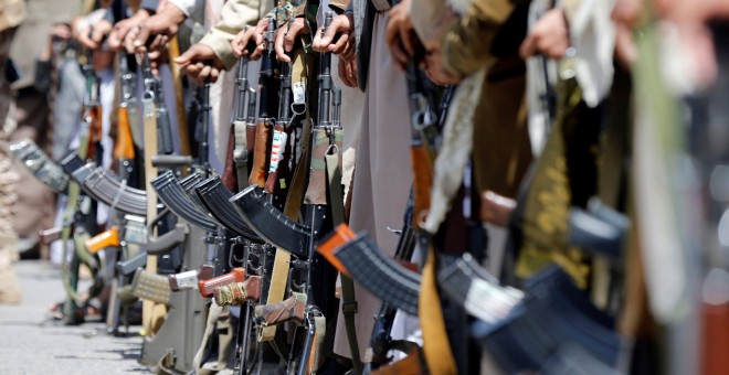 Tribesmen loyal to the Houthi hold their rifles during a gathering to show support to the movement in Sanaa, Yemen, May 19, 2016. REUTERS/Khaled Abdullah